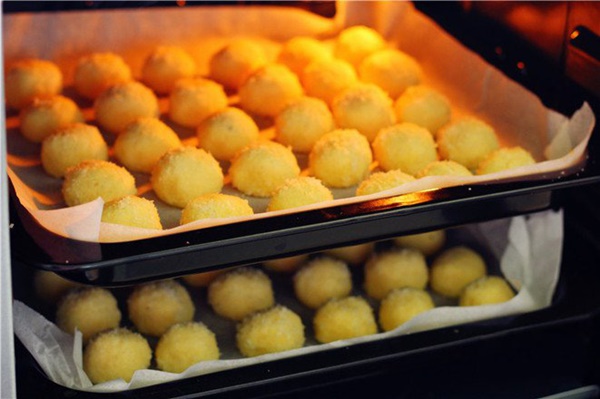 Ngày nghỉ tranh thủ làm ngay mẻ bánh dừa giòn thơm để dành đãi khách dịp Tết-4