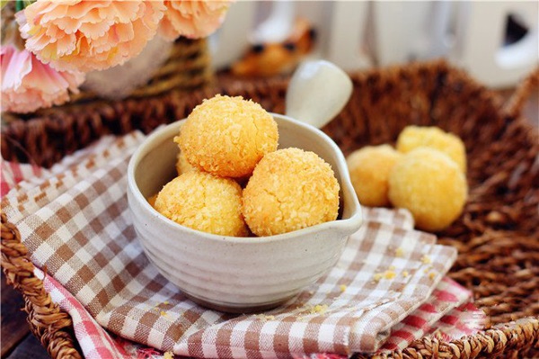 Ngày nghỉ tranh thủ làm ngay mẻ bánh dừa giòn thơm để dành đãi khách dịp Tết-5