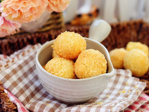 Ngày nghỉ tranh thủ làm ngay mẻ bánh dừa giòn thơm để dành đãi khách dịp Tết