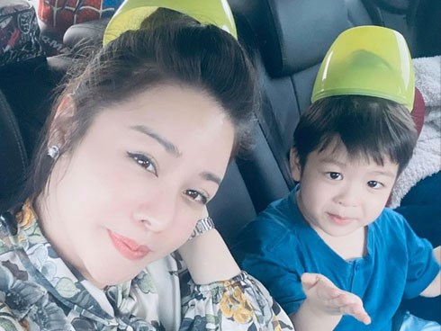 Nhật Kim Anh lần đầu được tự đưa con đi chơi giữa ồn ào với chồng cũ