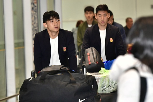 Buồn như đội tuyển U23 Trung Quốc ngày về nước: Đã mệt lả, kiệt sức vì chuyến bay dài lại còn bị các CĐV quay lưng-1