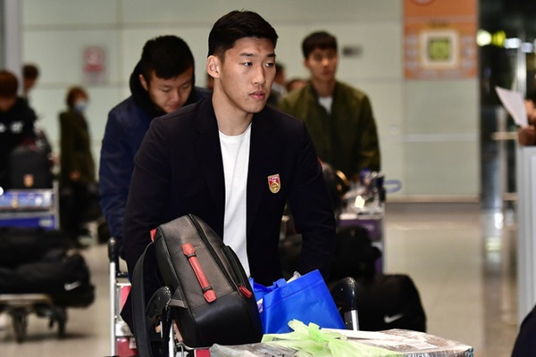 Buồn như đội tuyển U23 Trung Quốc ngày về nước: Đã mệt lả, kiệt sức vì chuyến bay dài lại còn bị các CĐV quay lưng-2