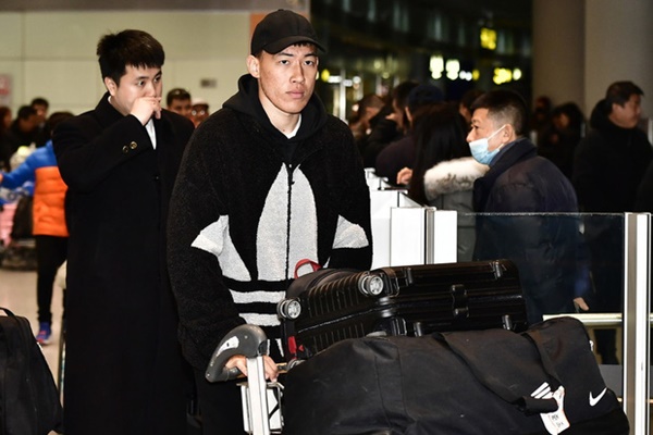 Buồn như đội tuyển U23 Trung Quốc ngày về nước: Đã mệt lả, kiệt sức vì chuyến bay dài lại còn bị các CĐV quay lưng-3