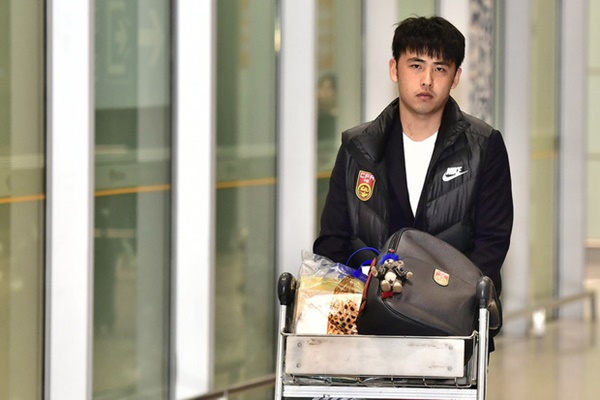 Buồn như đội tuyển U23 Trung Quốc ngày về nước: Đã mệt lả, kiệt sức vì chuyến bay dài lại còn bị các CĐV quay lưng-4