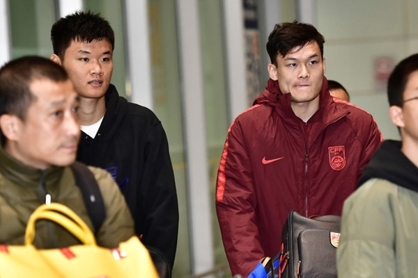 Buồn như đội tuyển U23 Trung Quốc ngày về nước: Đã mệt lả, kiệt sức vì chuyến bay dài lại còn bị các CĐV quay lưng-6