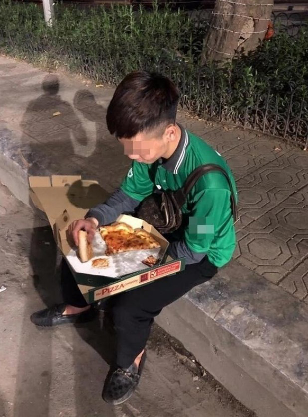 Cuối năm, hình ảnh shipper ngồi vỉa hè, ăn miếng pizza trong cay đắng khiến tất cả bức xúc-1