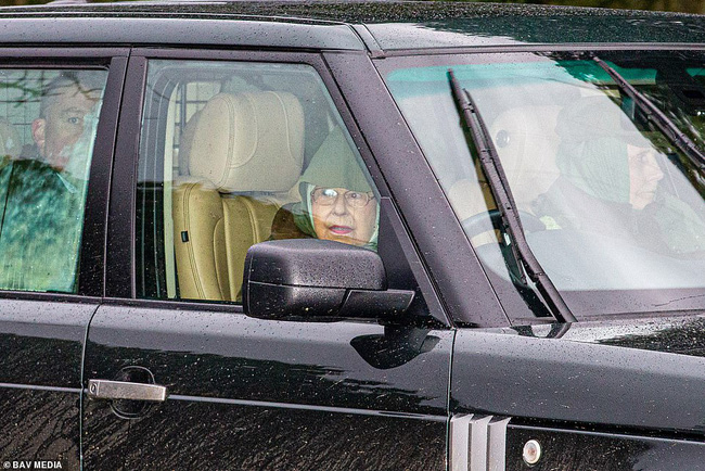 Nữ hoàng Anh tái xuất sau cú sốc hoàng gia, chuẩn bị đưa ra thông báo mới trong khi Meghan Markle bị bóc phốt làm màu ở Canada-1