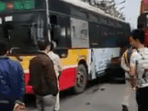 CLIP: Tuột tay anh trai, lao sang cửa hàng tạp hóa, em bé bị xe ben đâm kinh hoàng-1