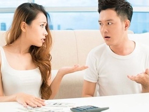 Chồng đưa 20 triệu để biếu nhà ngoại sắm Tết rồi bảo: 