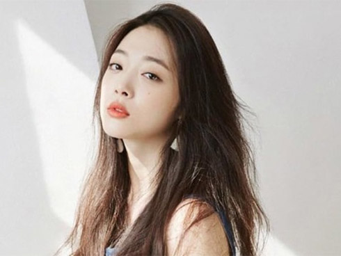 Sự thật đau lòng về bố mẹ nữ idol bạc mệnh Sulli được anh trai tiết lộ: Ông ấy chưa từng đến đứng trước mộ em tôi dù chỉ một lần...-3