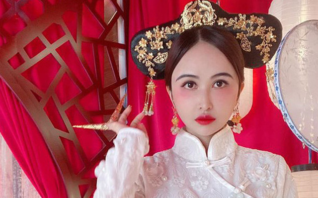 Vợ hai Minh Nhựa khiến dân tình hoảng hồn với bộ ảnh phong cách Trung Hoa: Nhìn cứ tưởng búp bê bị hỏng khuôn đúc chứ!-1