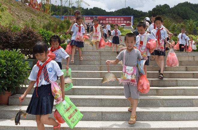 Trường học thưởng thịt lợn, cá chép cho học sinh giỏi gây bão mạng-2
