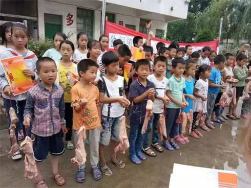 CLIP: Cô giáo mầm non điều chỉnh động tác bằng cách tát vào má học sinh khiến phụ huynh phẫn nộ-2