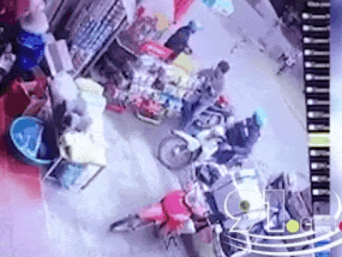 CLIP: Tuột tay anh trai, lao sang cửa hàng tạp hóa, em bé bị xe ben đâm kinh hoàng