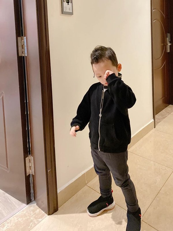 Ly Kute khoe ảnh con trai phong độ chững chạc chuẩn bị về quê chơi, chị em ngỡ ngàng vì bé Khoai Tây đã lớn ngần này-2