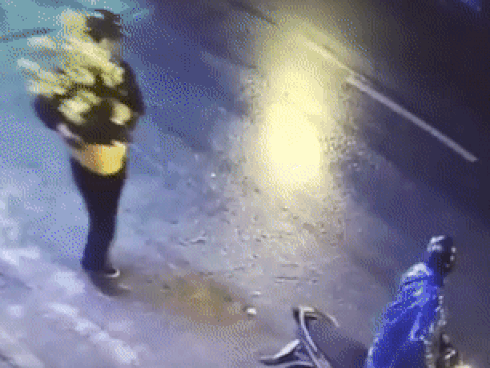 Nam thanh niên trộm 2 con gà ngay trước cửa quán-1