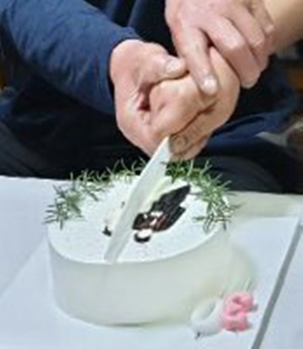 Đặt chiếc bánh kem mừng 30 năm ngày cưới bố mẹ, bạn trẻ khóc cạn nước mắt khi đến màn cắt bánh-2