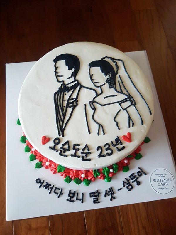 Đặt chiếc bánh kem mừng 30 năm ngày cưới bố mẹ, bạn trẻ khóc cạn nước mắt khi đến màn cắt bánh-3