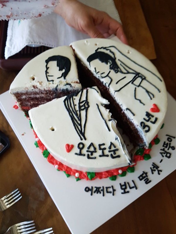 Đặt chiếc bánh kem mừng 30 năm ngày cưới bố mẹ, bạn trẻ khóc cạn nước mắt khi đến màn cắt bánh-4