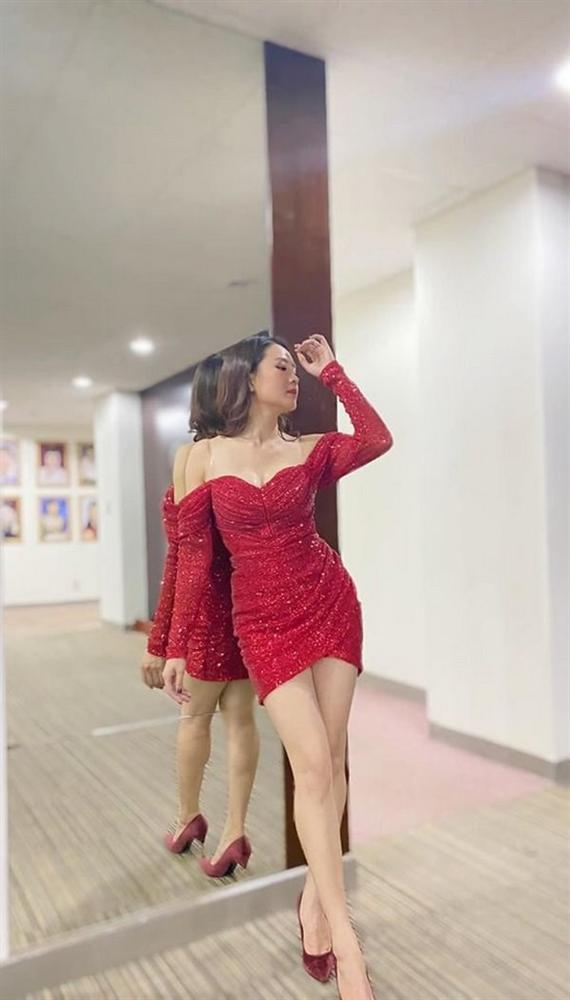 Đụng hàng chiếc váy đỏ Hồng Diễm từng diện, Ninh Dương Lan Ngọc liệu có trên phân?-4
