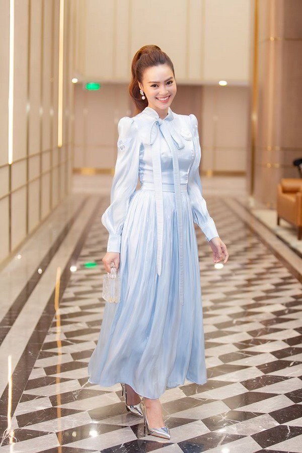 Đụng hàng chiếc váy đỏ Hồng Diễm từng diện, Ninh Dương Lan Ngọc liệu có trên phân?-9