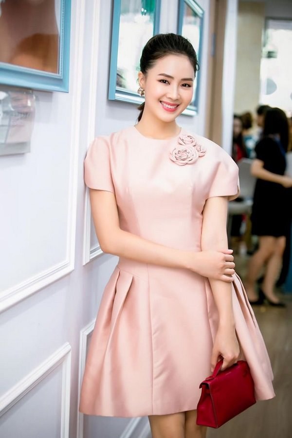 Đụng hàng chiếc váy đỏ Hồng Diễm từng diện, Ninh Dương Lan Ngọc liệu có trên phân?-11