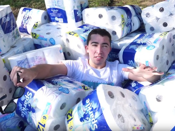 Dùng hàng nghìn cuộn giấy vệ sinh hút nước bể bơi, YouTuber bị ném đá-1