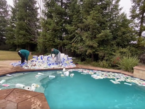 Dùng hàng nghìn cuộn giấy vệ sinh hút nước bể bơi, YouTuber bị ném đá-2