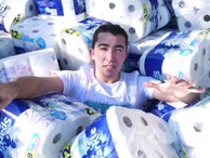 Dùng hàng nghìn cuộn giấy vệ sinh hút nước bể bơi, YouTuber bị ném đá