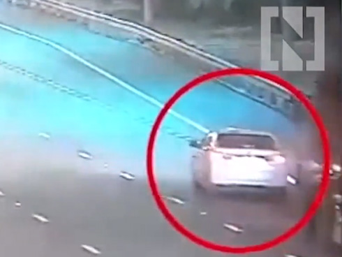 Tài xế xe máy đâm vào cửa ôtô đang mở-1