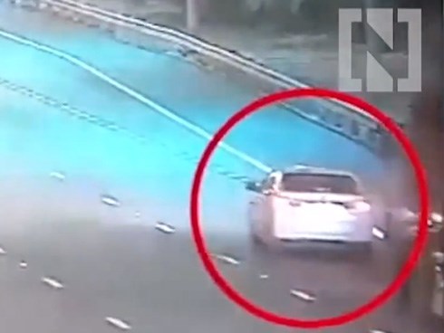 Ôtô con chạy chậm gây tai nạn thảm khốc trên đường