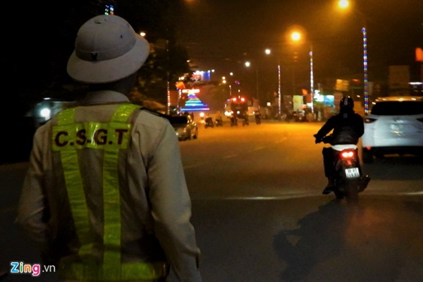 Thanh niên chạy Exciter thông chốt kiểm tra nồng độ cồn-1