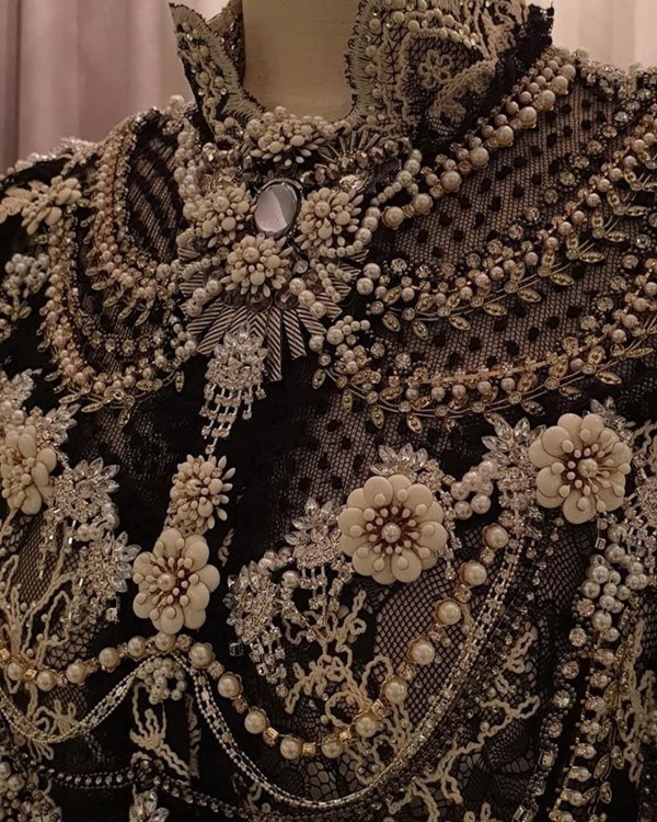 Dàn mỹ nhân Hàn xuất hiện trong bộ đồ diễn như dát vàng, nạm đá cầu kỳ-3