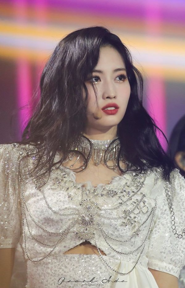 Dàn mỹ nhân Hàn xuất hiện trong bộ đồ diễn như dát vàng, nạm đá cầu kỳ-11