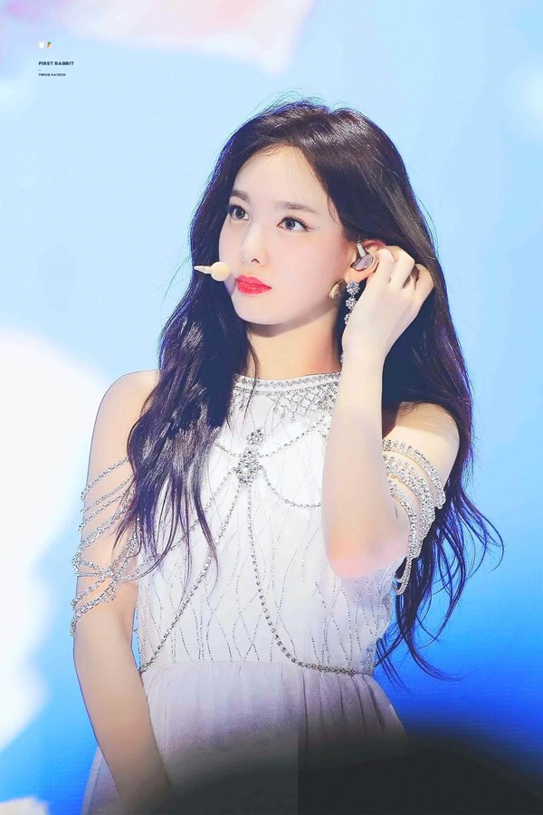 Dàn mỹ nhân Hàn xuất hiện trong bộ đồ diễn như dát vàng, nạm đá cầu kỳ-13