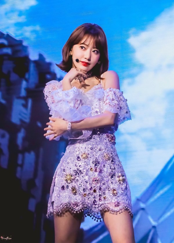 Dàn mỹ nhân Hàn xuất hiện trong bộ đồ diễn như dát vàng, nạm đá cầu kỳ-17