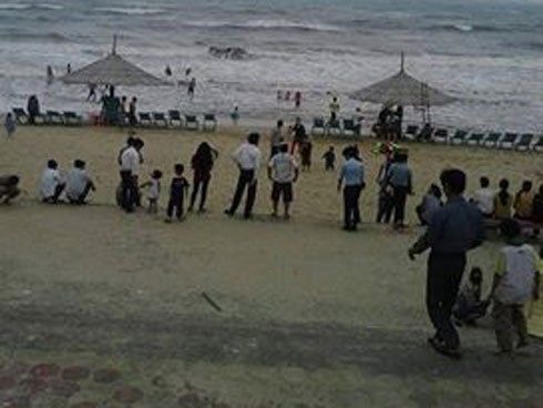 Rủ nhau ra biển tắm, hai học sinh bị sóng cuốn trôi ngày giáp Tết