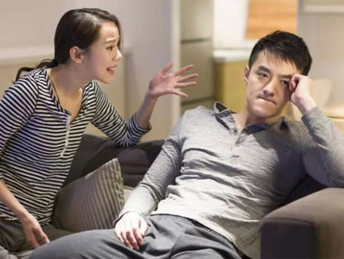 2 tháng nay vợ bắt tôi ôm gối ra phòng khách ngủ và chỉ được phép lên giường trả bài” khi tôi đồng ý với yêu cầu vô lý của cô ấy-2