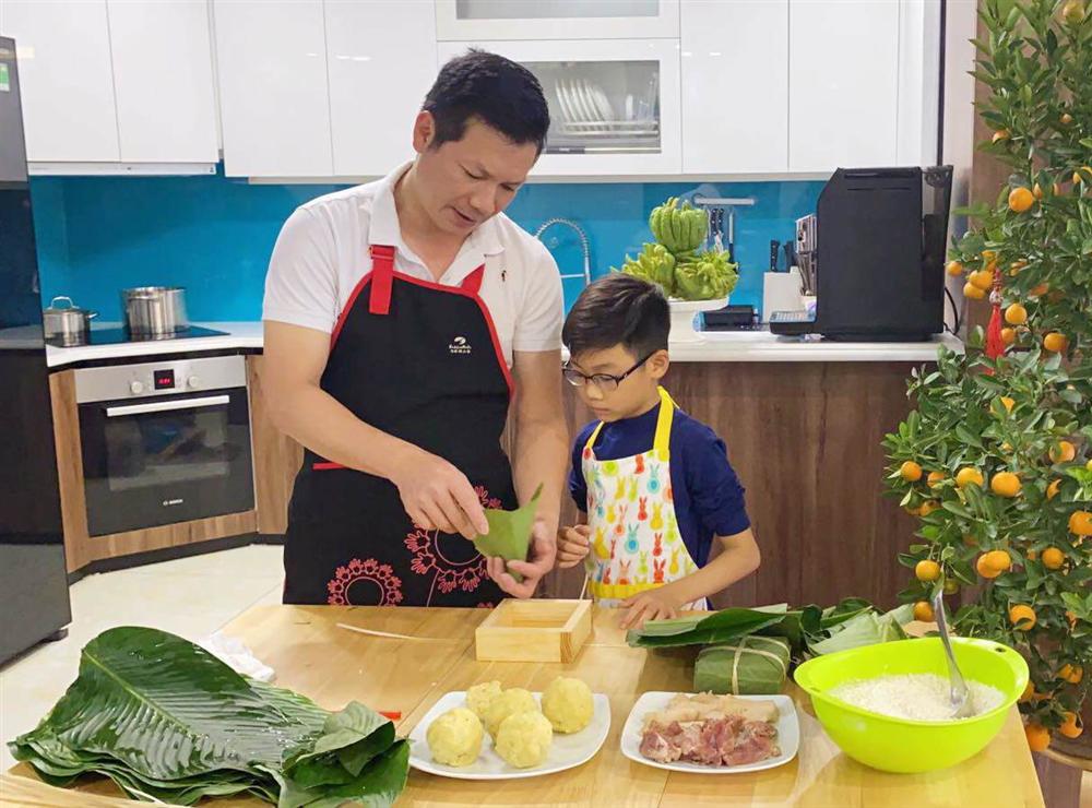 Shark Hưng dạy con trai gói bánh chưng, cu cậu đáng yêu gây sốt-1