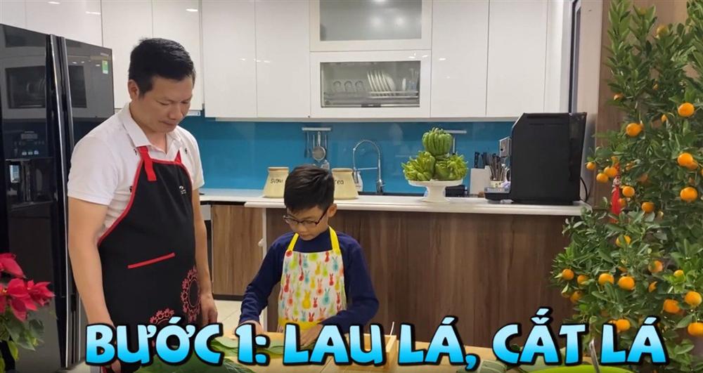 Shark Hưng dạy con trai gói bánh chưng, cu cậu đáng yêu gây sốt-3