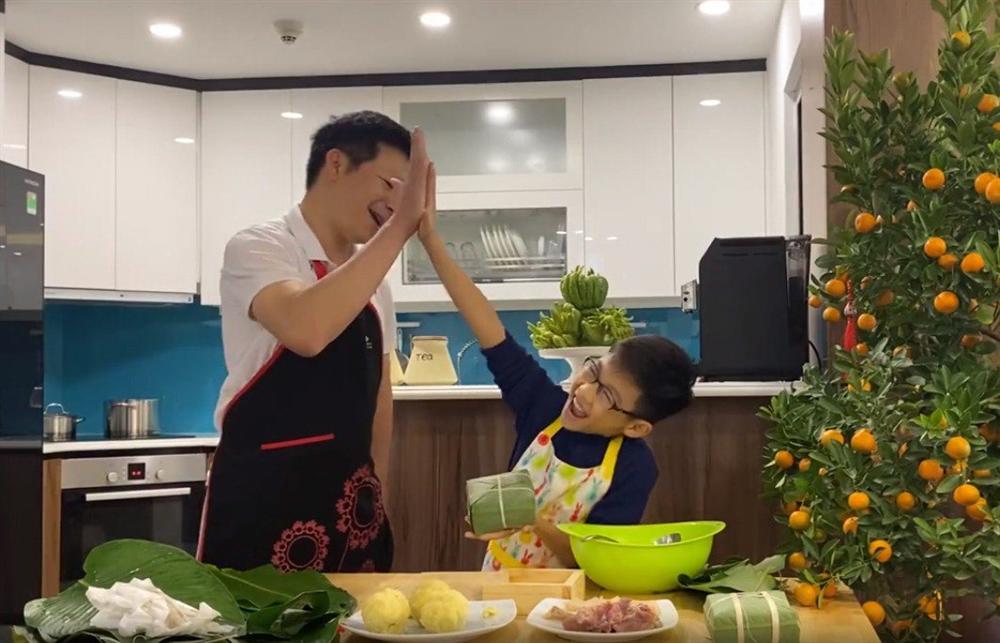 Shark Hưng dạy con trai gói bánh chưng, cu cậu đáng yêu gây sốt-10