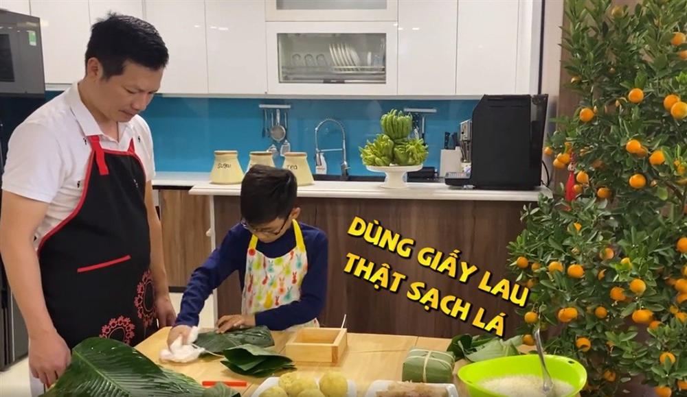 Shark Hưng dạy con trai gói bánh chưng, cu cậu đáng yêu gây sốt-5