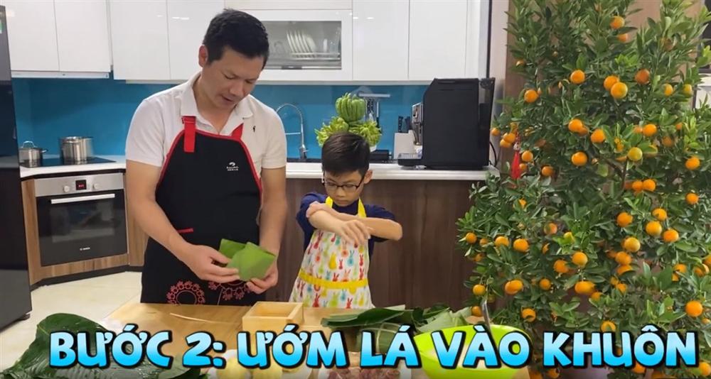 Shark Hưng dạy con trai gói bánh chưng, cu cậu đáng yêu gây sốt-6