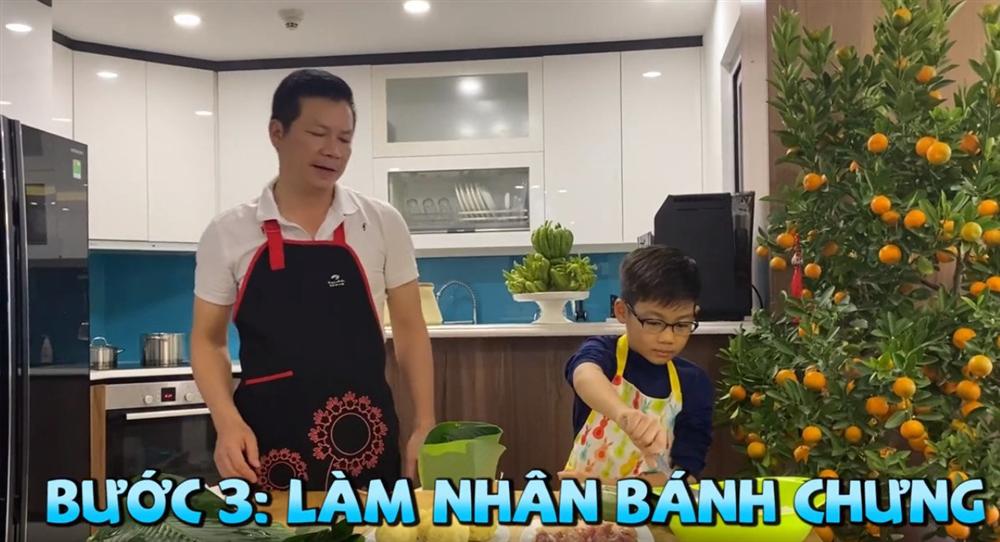 Shark Hưng dạy con trai gói bánh chưng, cu cậu đáng yêu gây sốt-7