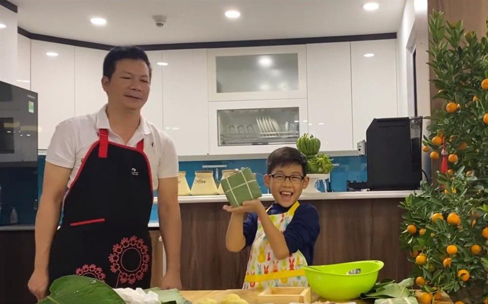 Shark Hưng dạy con trai gói bánh chưng, cu cậu đáng yêu gây sốt-9