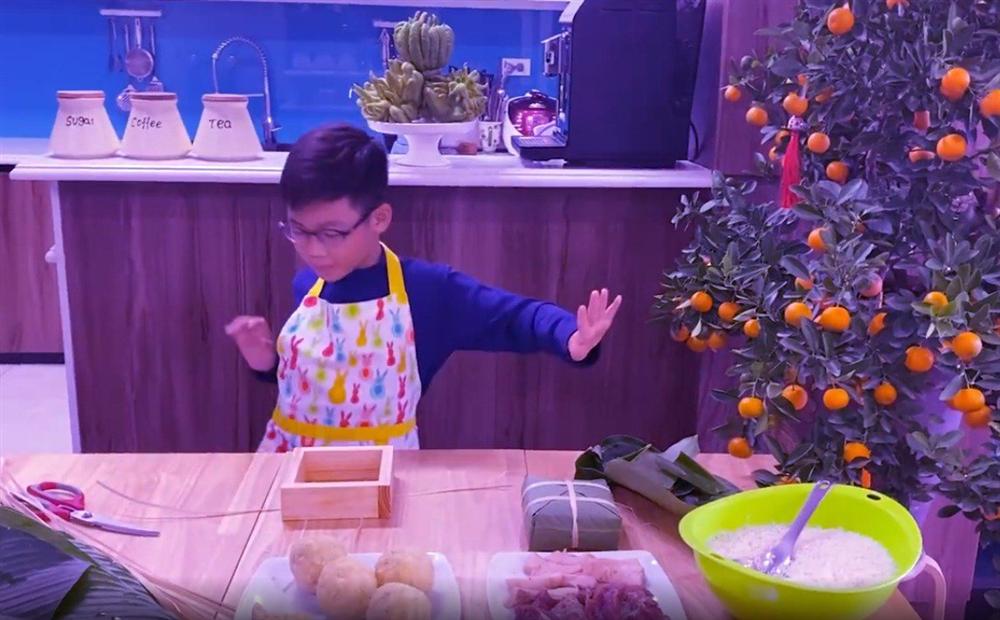 Shark Hưng dạy con trai gói bánh chưng, cu cậu đáng yêu gây sốt-11