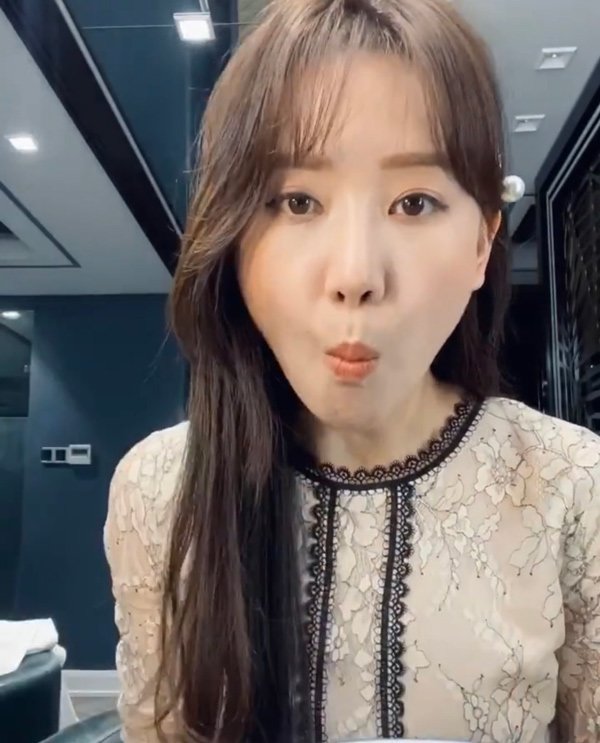 Vừa trang điểm vừa ăn nho, Hari Won vẫn có một diện mạo long lanh khó tả-1