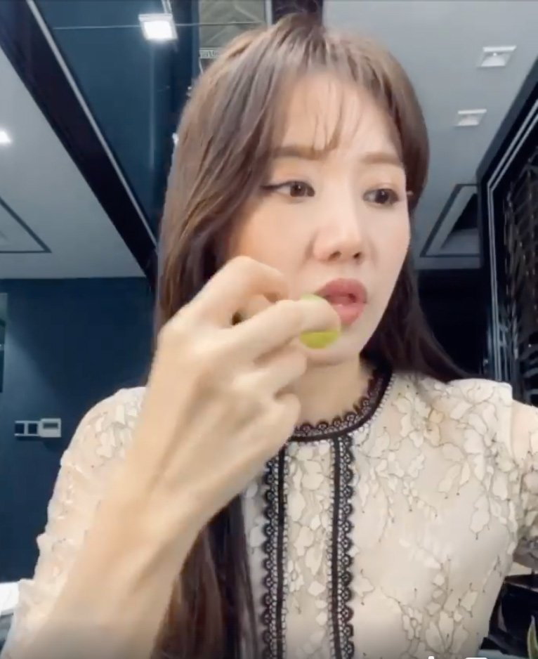 Vừa trang điểm vừa ăn nho, Hari Won vẫn có một diện mạo long lanh khó tả-2