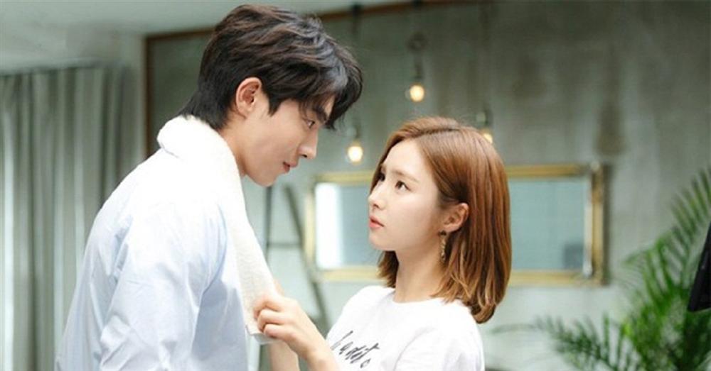 Em trai chồng sắp cưới tới ở nhờ, tôi khiếp đảm với việc cậu ta làm mỗi tối trên sofa-1