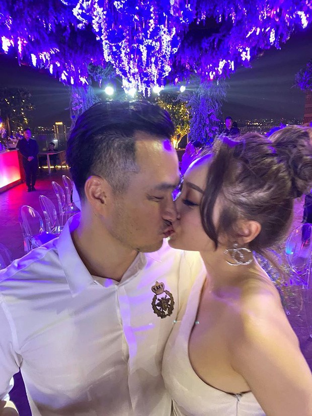 Chi Bảo hôn say đắm bạn gái kém 16 tuổi trong tiệc sinh nhật sang chảnh, phản ứng của Trương Ngọc Ánh đặc biệt hơn-1